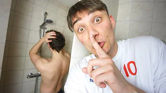 Jeg udspionerer min ven en HEL DAG, uden han ved det!