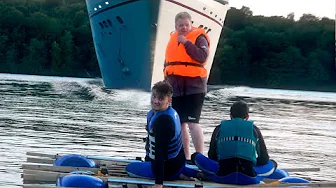 KRYDSER LILLEBÆLT PÅ TØMMERFLÅDE *Færge kommer*