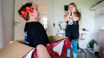 Overrasker Største Fan På Hendes Værelse