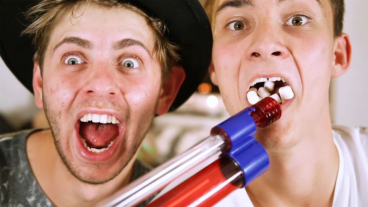 SKUDT AF SKUMFIDUSER M. ALBERT DYRLUND