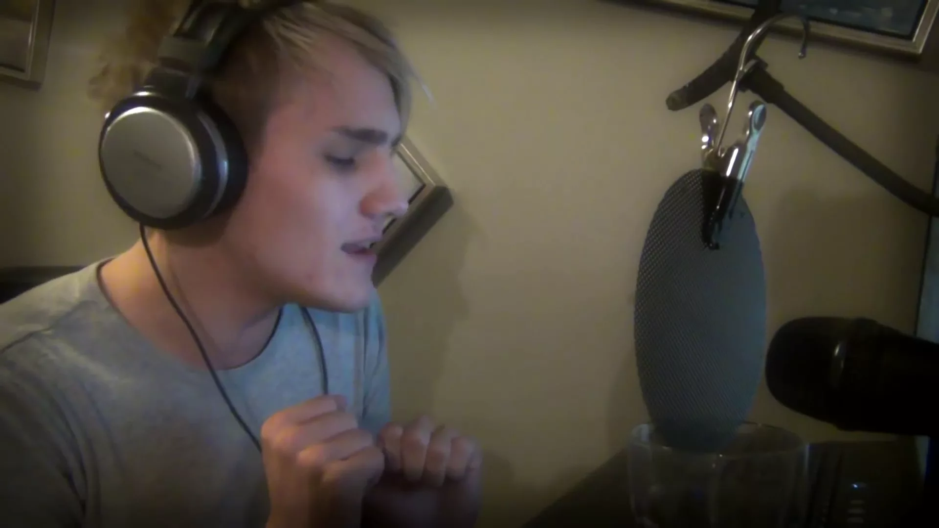 Eiqu - Mistletoe Parody