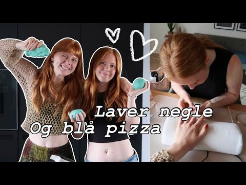 ALENE HJEMME MED HOLLY - Laver negle og blå pizza