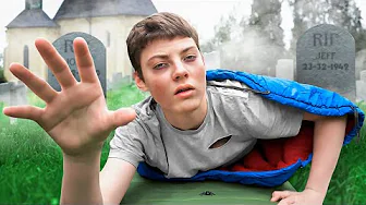 Jeg Overnattede Alene På En Kirkegård