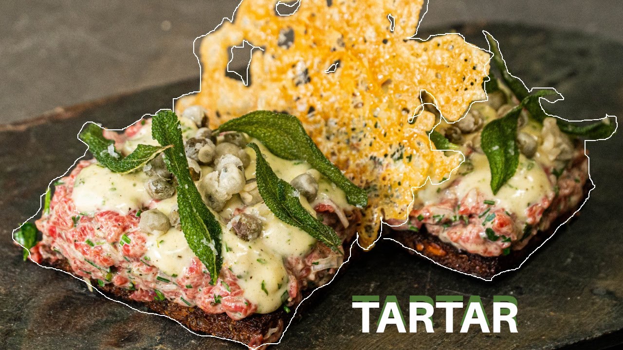 Oksetartar | Smørristet rugbrød, estragonmayo, parmesan, kapers og salvie | Jacob Jørgsholm