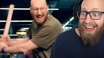 Smadrer dingo med fastelavnsbat