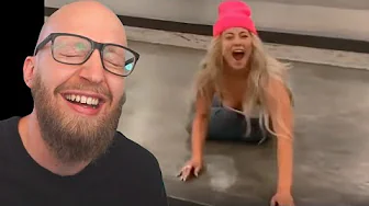 Johnni Ser Kvinder På Skateboard