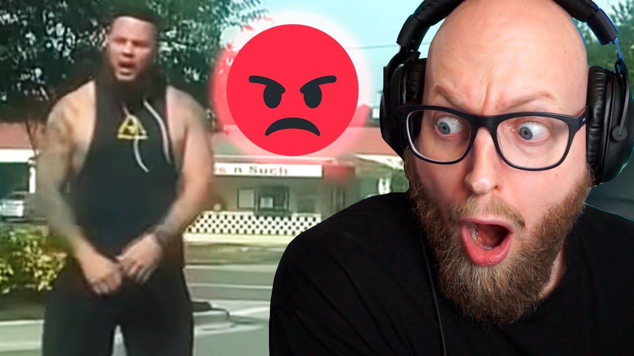 Ham her stiger ud af bilen og stirrer på dig. Hvad gør du?