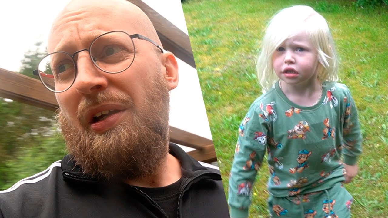 Samler basketnet i sommerhuset med pigerne