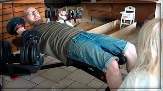 Samler træningsudstyr med pigerne