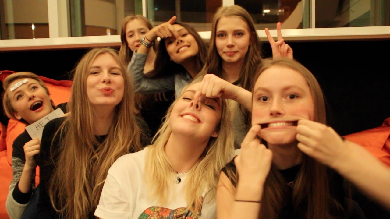 ☼ Januar Theme Week: Skole | Gymnasium Q&A ft. Tropical Elephants! ☼