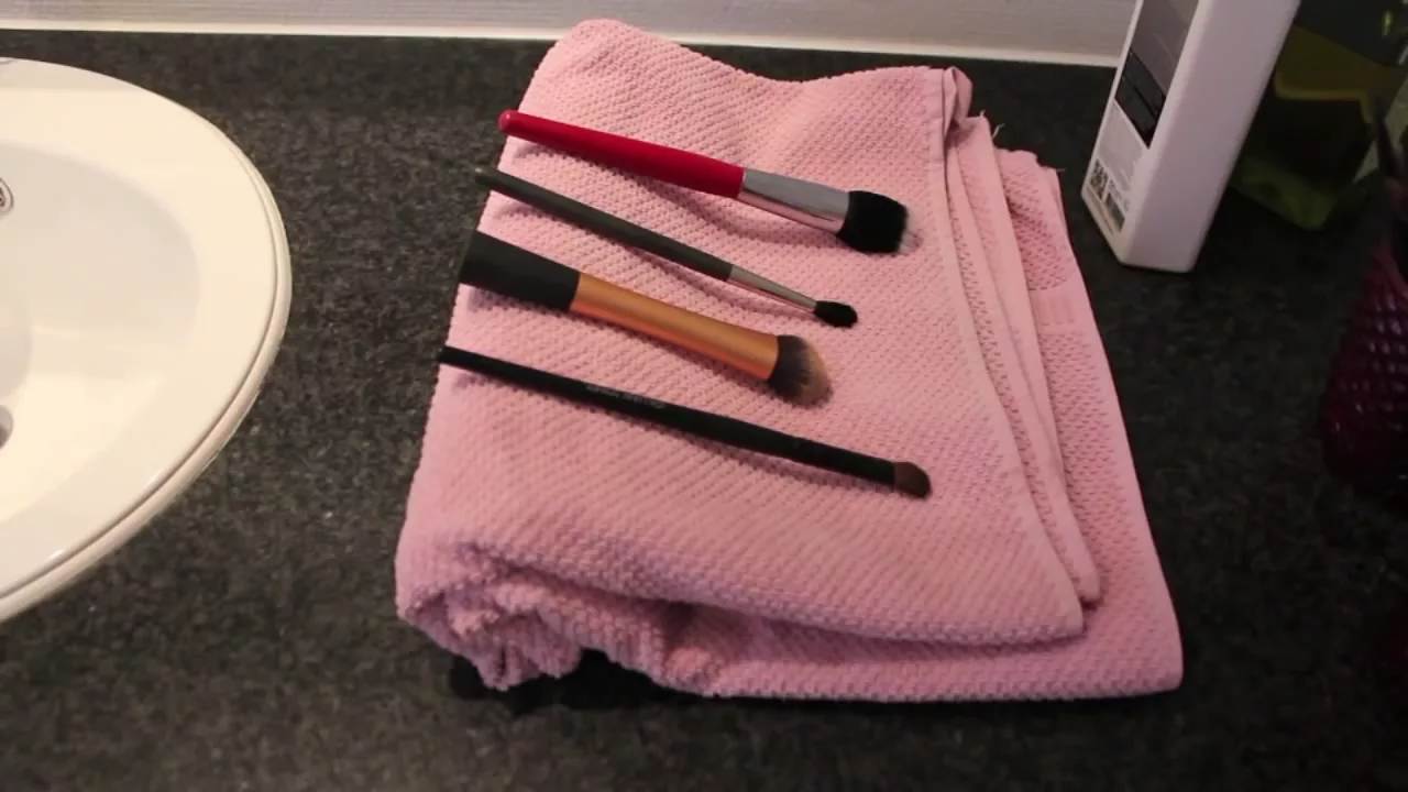 ♡ Julia's Julekalender - Hvordan Jeg Vasker Mine Makeup Pensler! ♡