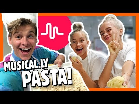 We are Italian Chefs! with LISA & LENA | The Muser Battle | HelloRasmus