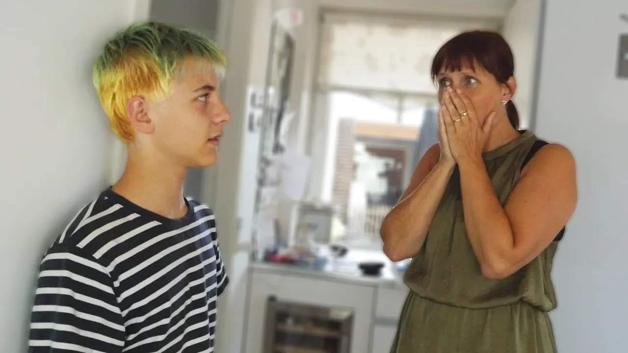 DERFOR FARVEDE JEG MIT HÅR