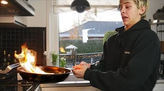 NÅR MAN ER ALENE HJEMME