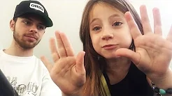 JEG ER MIN SØSTERS BARNEPIGE