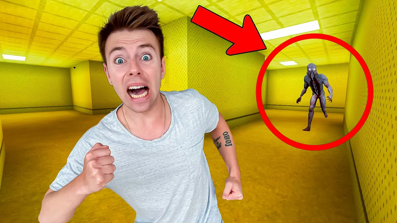 Flygter fra et nyt MONSTER i BACKROOMS!