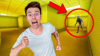 Flygter fra et nyt MONSTER i BACKROOMS!