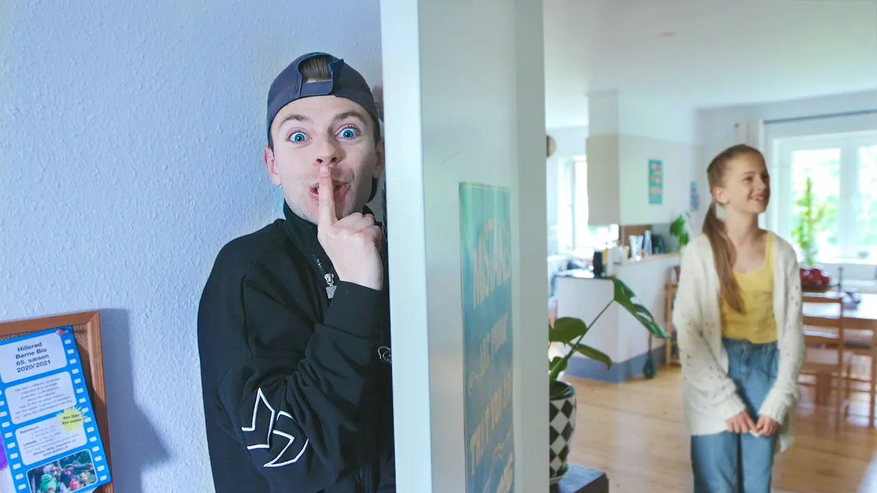 Gemmer mig på fans værelse