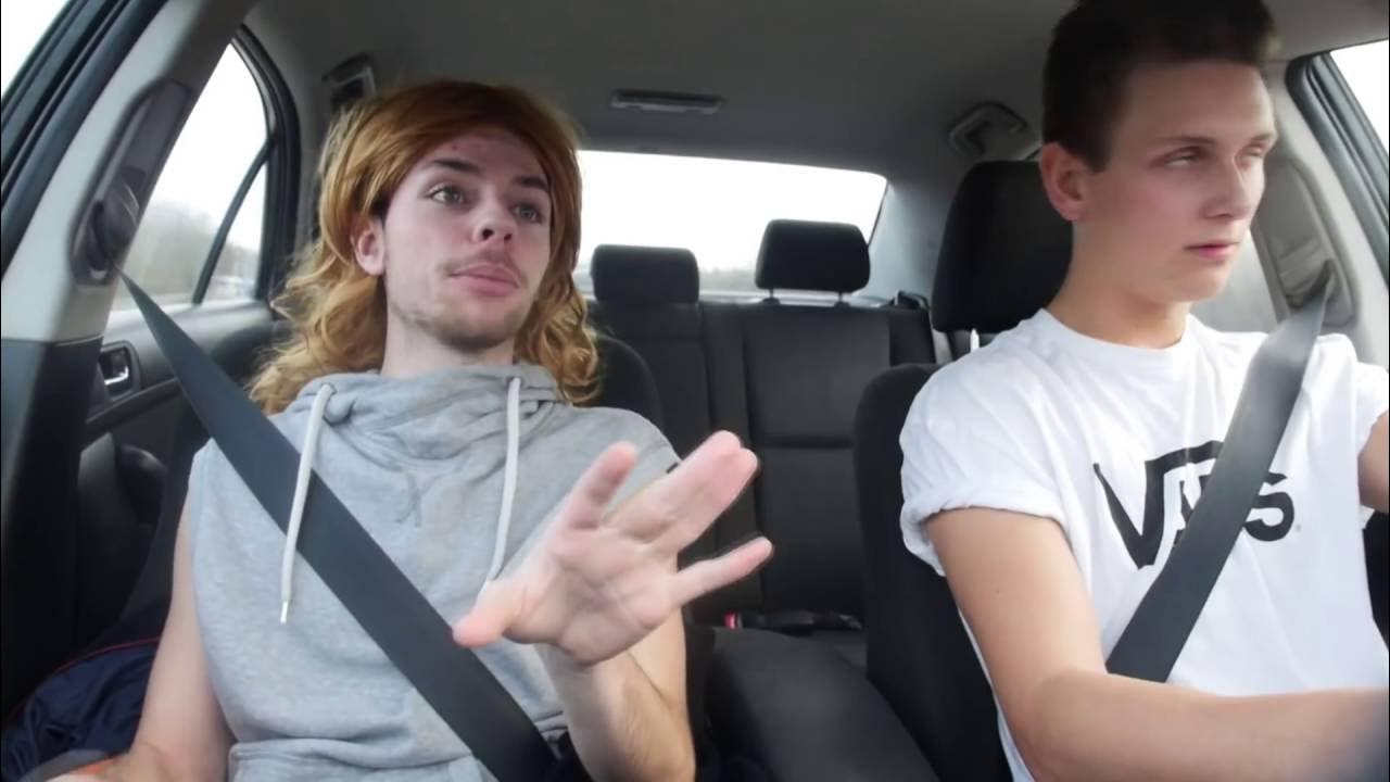 Kærestepar der kører bil