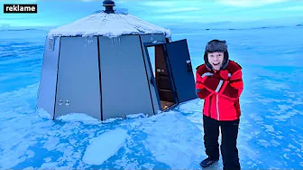 Overnatter i en Glas Iglo på frossen sø