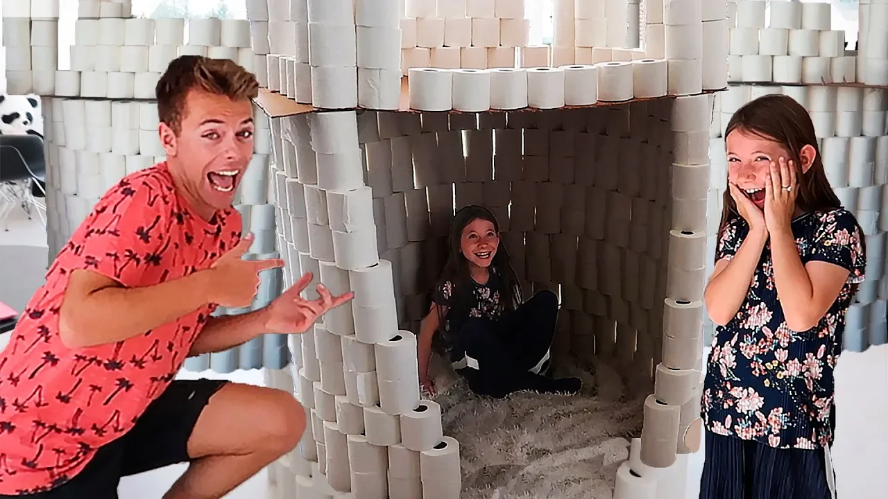 Bygger toiletpapir slot til Naja (Lørdag med Morten)