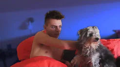 SOVER MED MIN HUND | 3