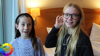 FRIGGE OG NAJA SOVER ALENE PÅ HOTEL