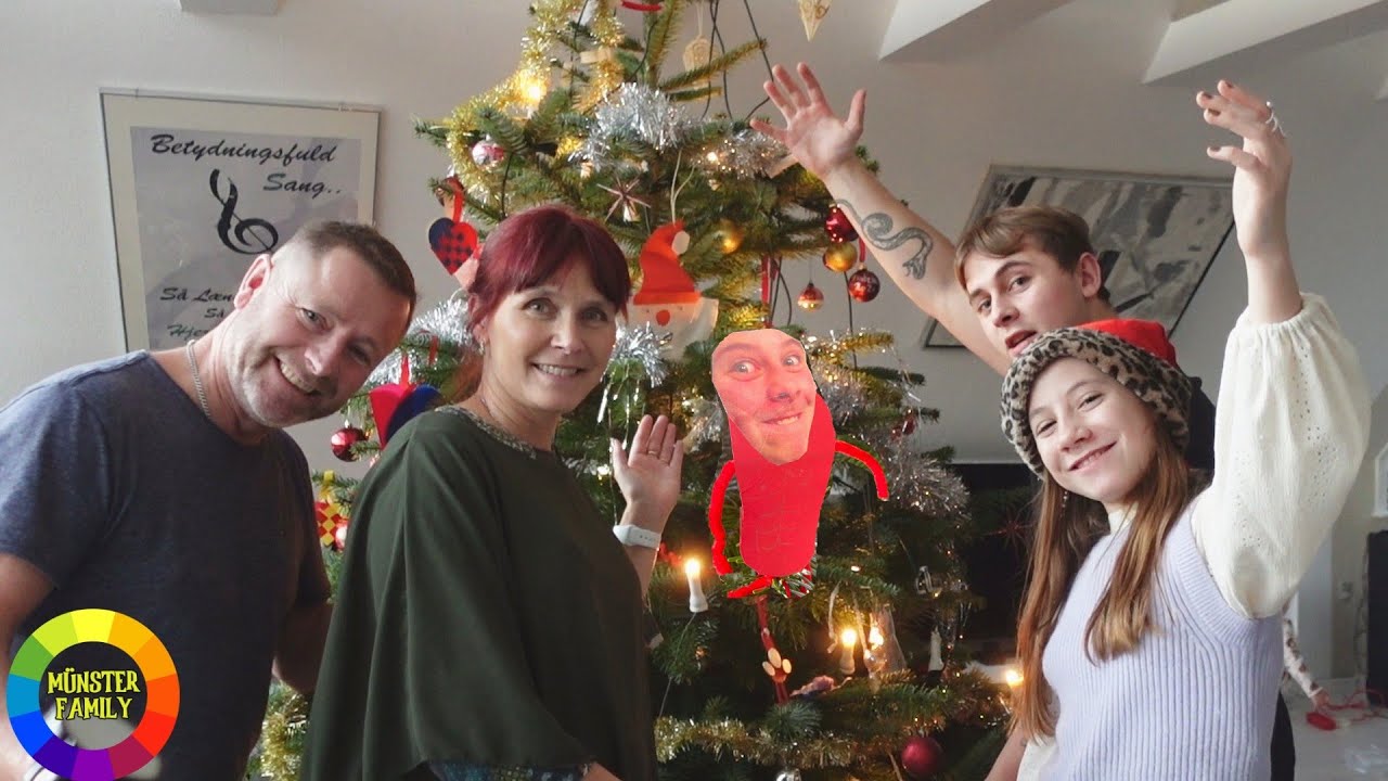 Juletræet med sit (grimme) pynt!