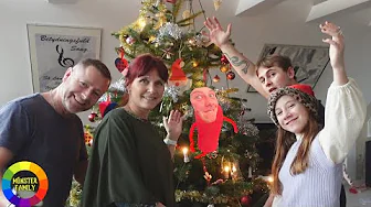 Juletræet med sit (grimme) pynt!