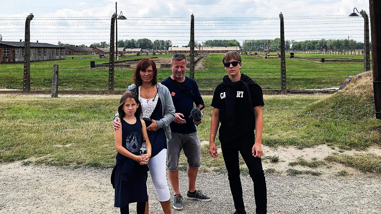 BESØGER AUSCHWITZ (Fængslet)