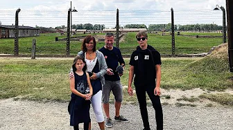 BESØGER AUSCHWITZ (Fængslet)