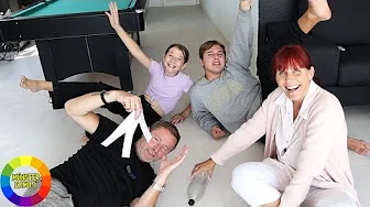 DEN SOM FLASKEHALSEN PEGER PÅ #3