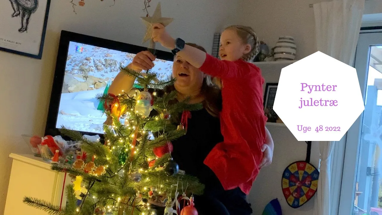 SÅ PYNTER VI VORES JULETRÆ