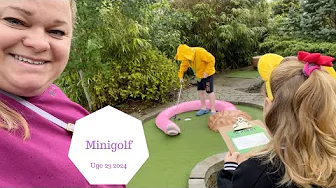 VI SPILLER MINIGOLF I REGNVEJR I JESPERHUS