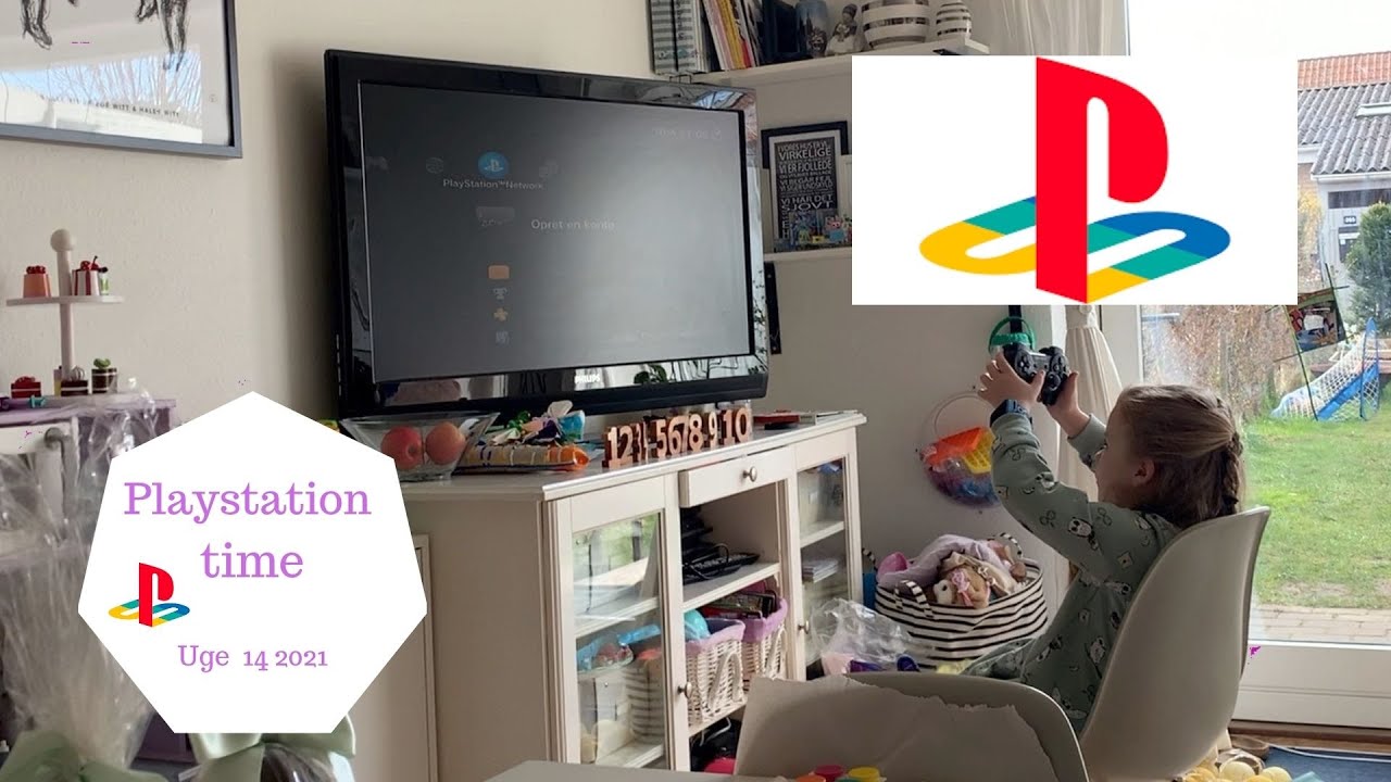 ZOE ØVER SIG PÅ AT SPILLE PLAYSTATION