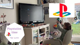 ZOE ØVER SIG PÅ AT SPILLE PLAYSTATION