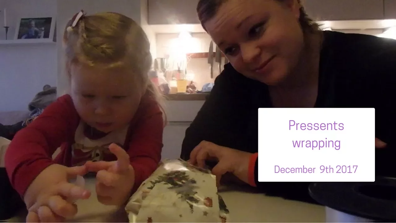 Pressents wrapping ( Day 9 of our daily vlogmas 2017)