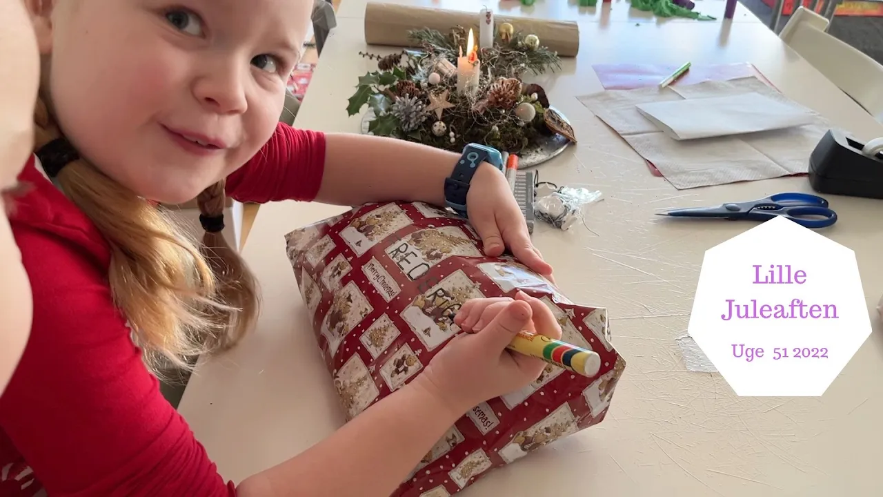 VORES LILLE JULEAFTEN - VI PAKKER JULEGAVER IND