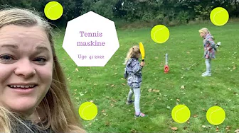 SPILLER TENNIS MED EN TENNIS MASKINE