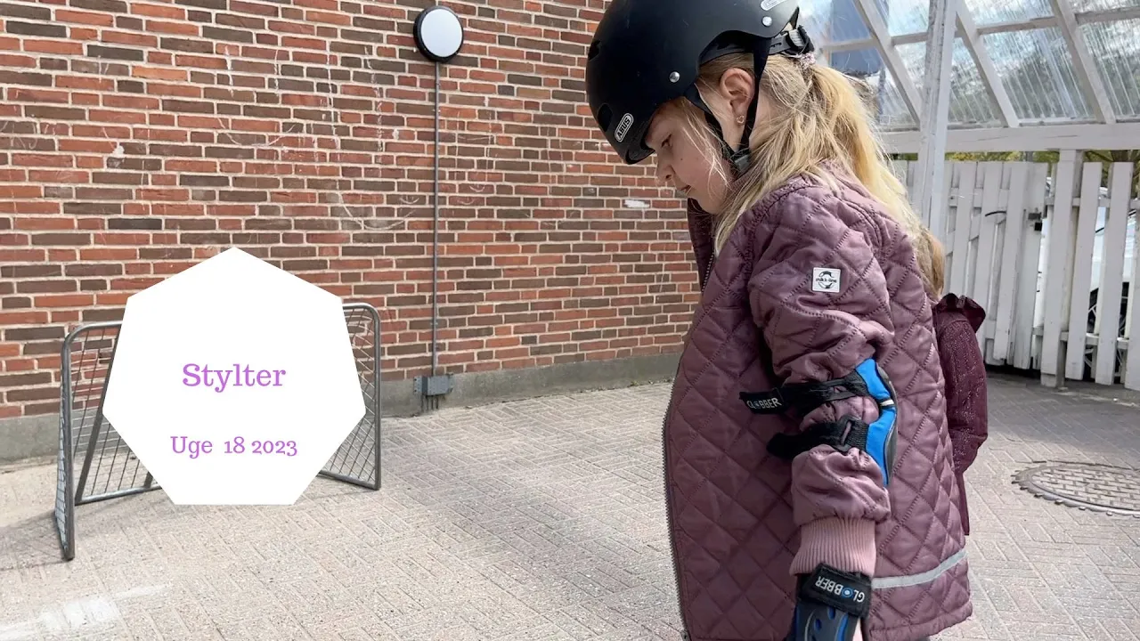 6 ÅRIG LÆRER AT GÅ PÅ STYLTER