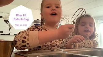 VI GØR KLAR TIL AT HOLDE FØDESELSDAG - BAGER KAGE, SER FODBOLD OG PYNTER OP