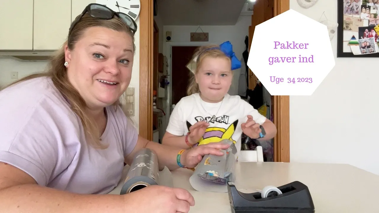 HYGGESNAK MED JER IMENS VI PAKKER GAVER IND