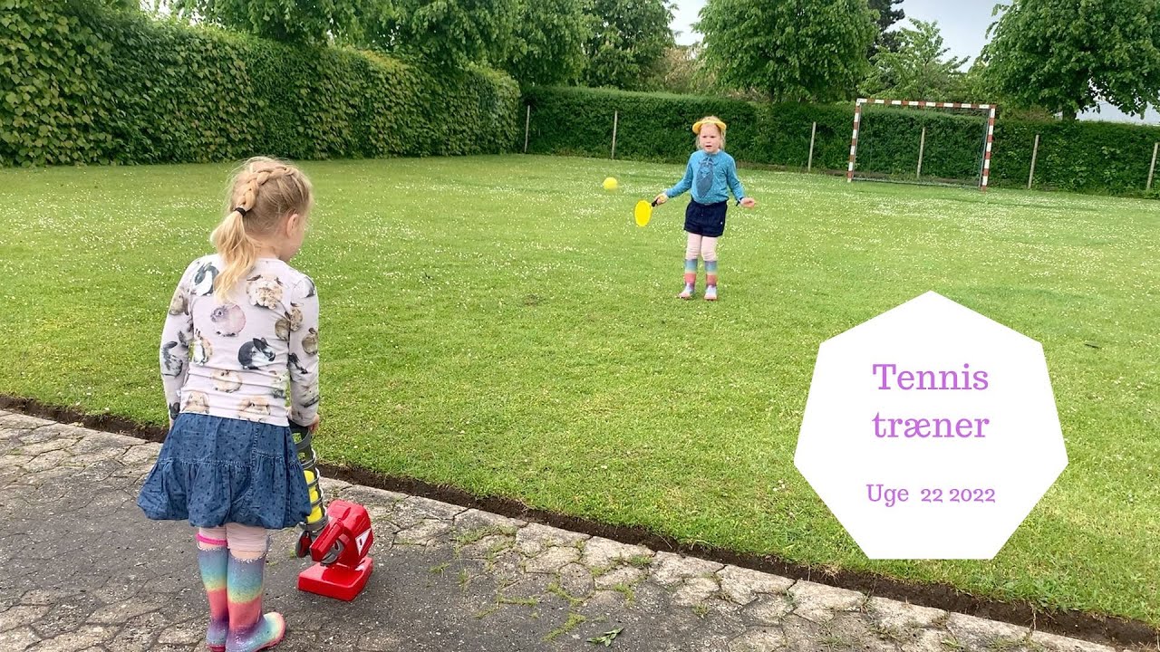 VI HAR KØBT EN TENNIS TRÆNER OG PRØVER DEN