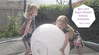 SJOV MED KÆMPE SUPER WUBBLE BOLD PÅ TRAMPOLINEN