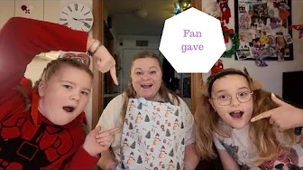 Åbner en FAN GAVE til Pigerne