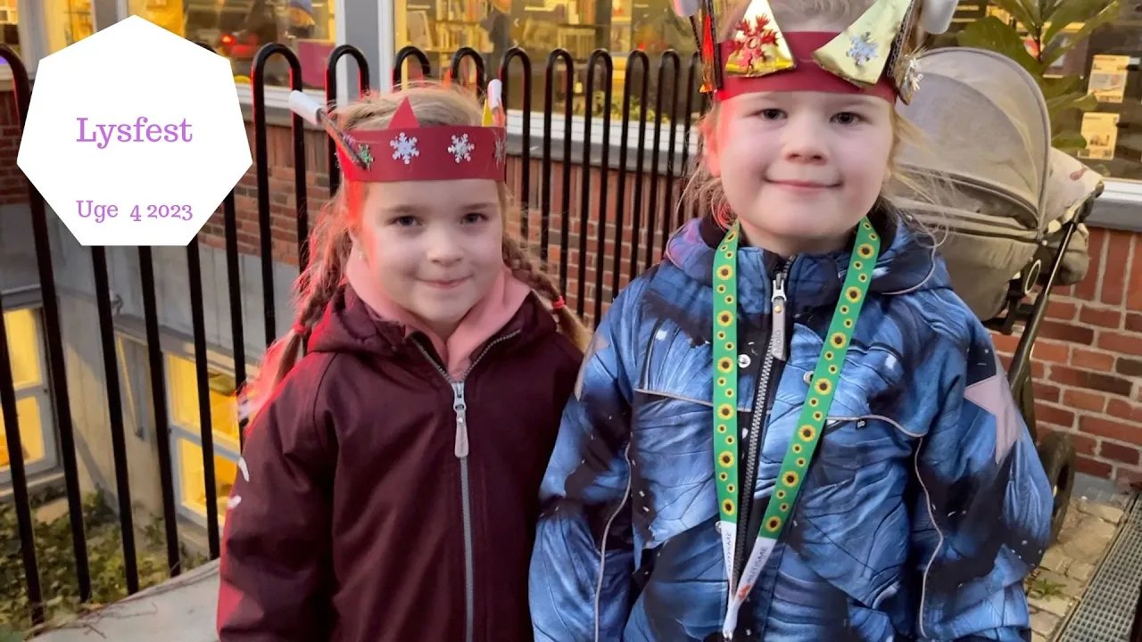 SVØMMEHALLEN MED ZOE - LYSFEST MED ILD I