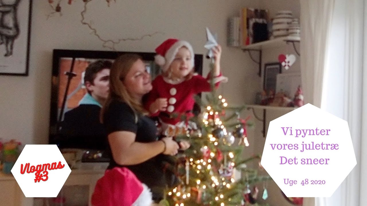 VI PYNTER VORES JULETRÆ OG DET SNEER