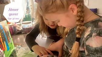 ÅBNER GAVER OG SPILLER TRAPPED