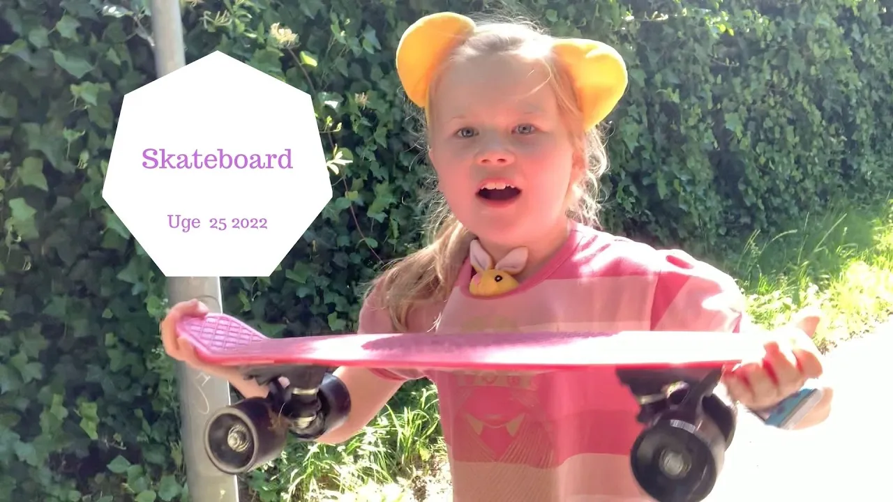 ZOE ØVER PÅ SIT SKATEBOARD