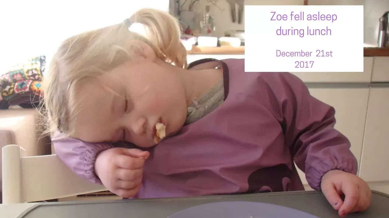 Zoe fell asleep during lunch (Day 21 of our daily vlogmas 2017)